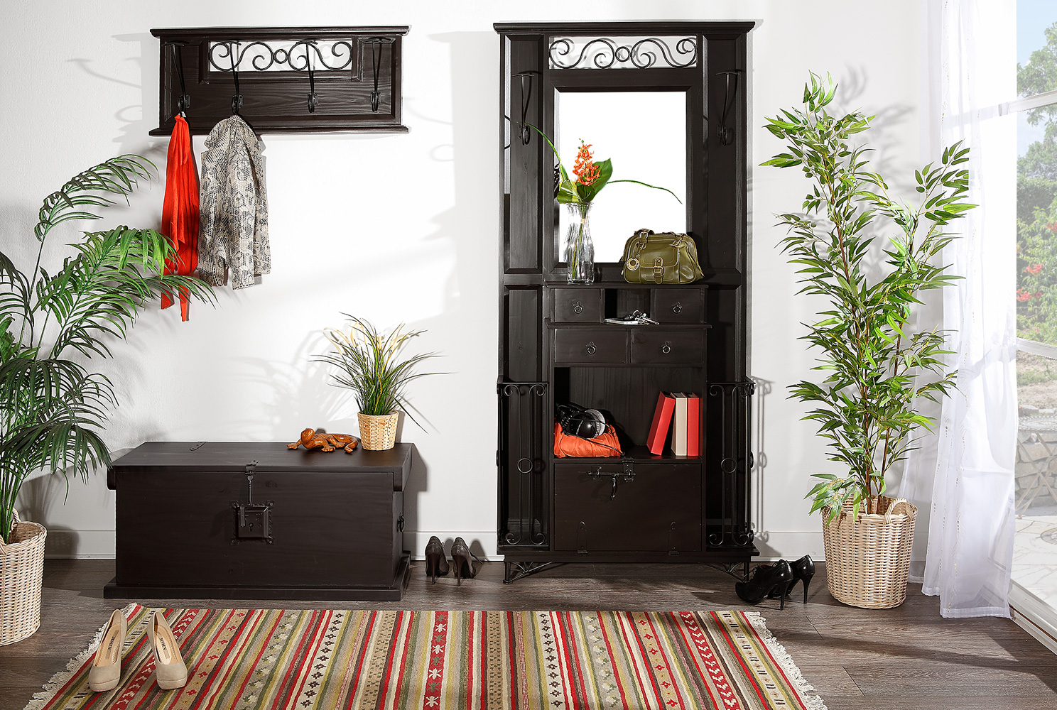 Garderobe Mexico Kolonial schwarz-braun lackiert im Kolonialstil