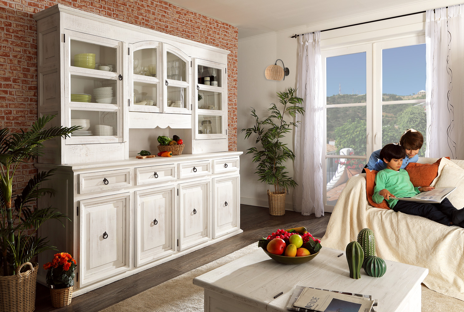 Küchenbuffet im weißen mexikanischen Landhausstil